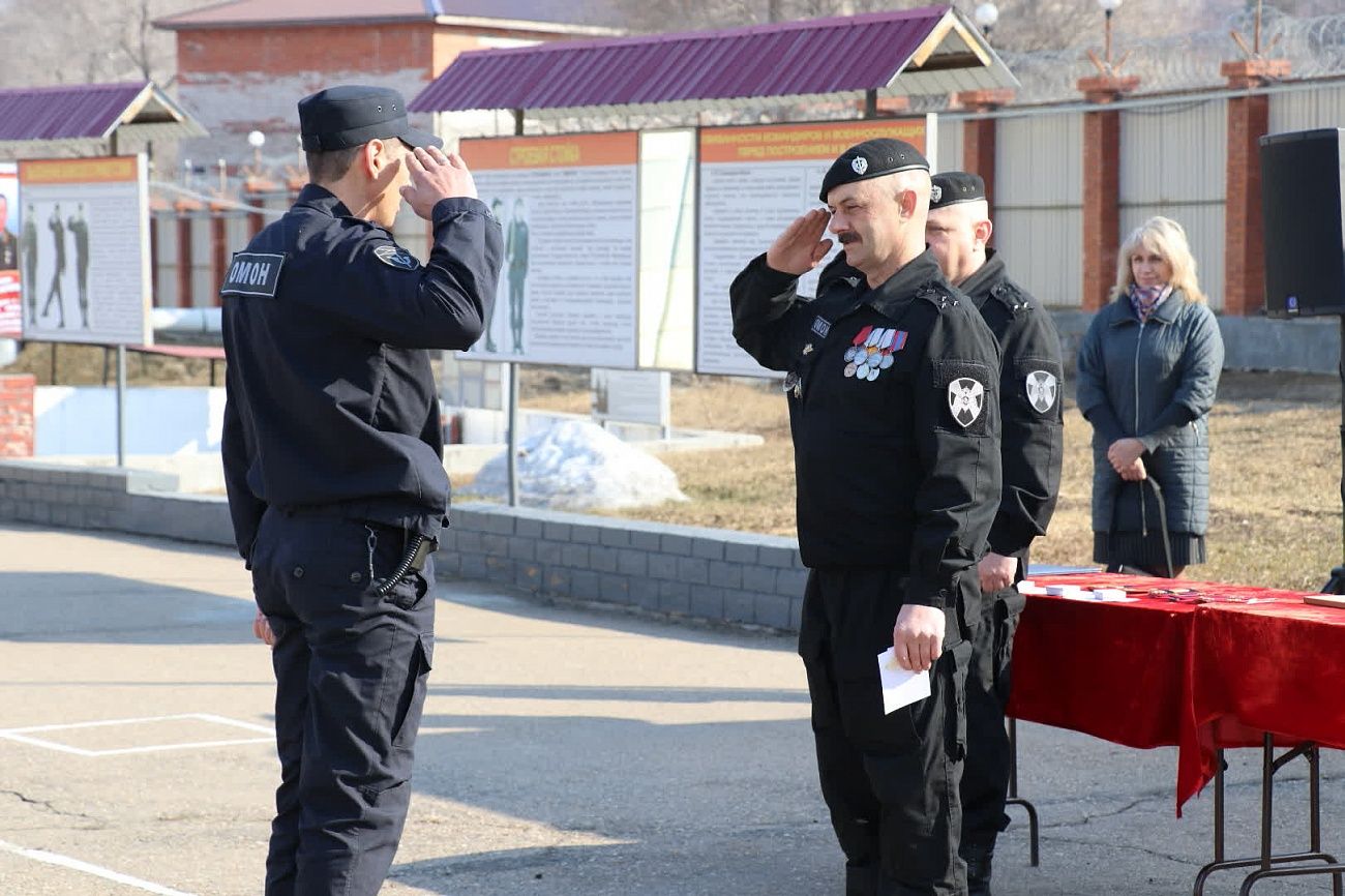 Сотрудников ОМОН поздравили с профессиональным праздником